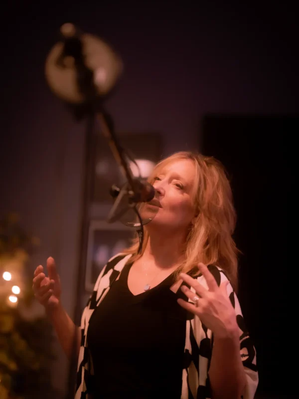 Janet Planet singing at the microphone